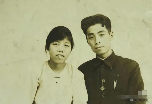 122年后的今天，邓颖超奶奶的两份遗嘱再次被公开，每一条都让人红了眼眶。
 
遗