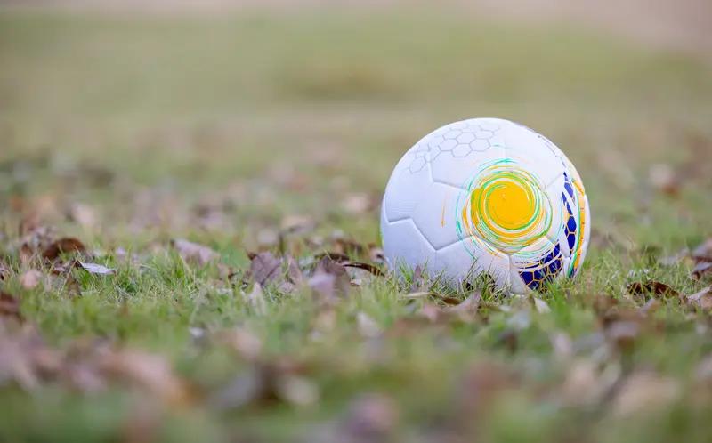 用“无奈”评价中国足球再合适不过。作为球迷，曾为比赛熬夜、为进攻揪心，满心盼着球