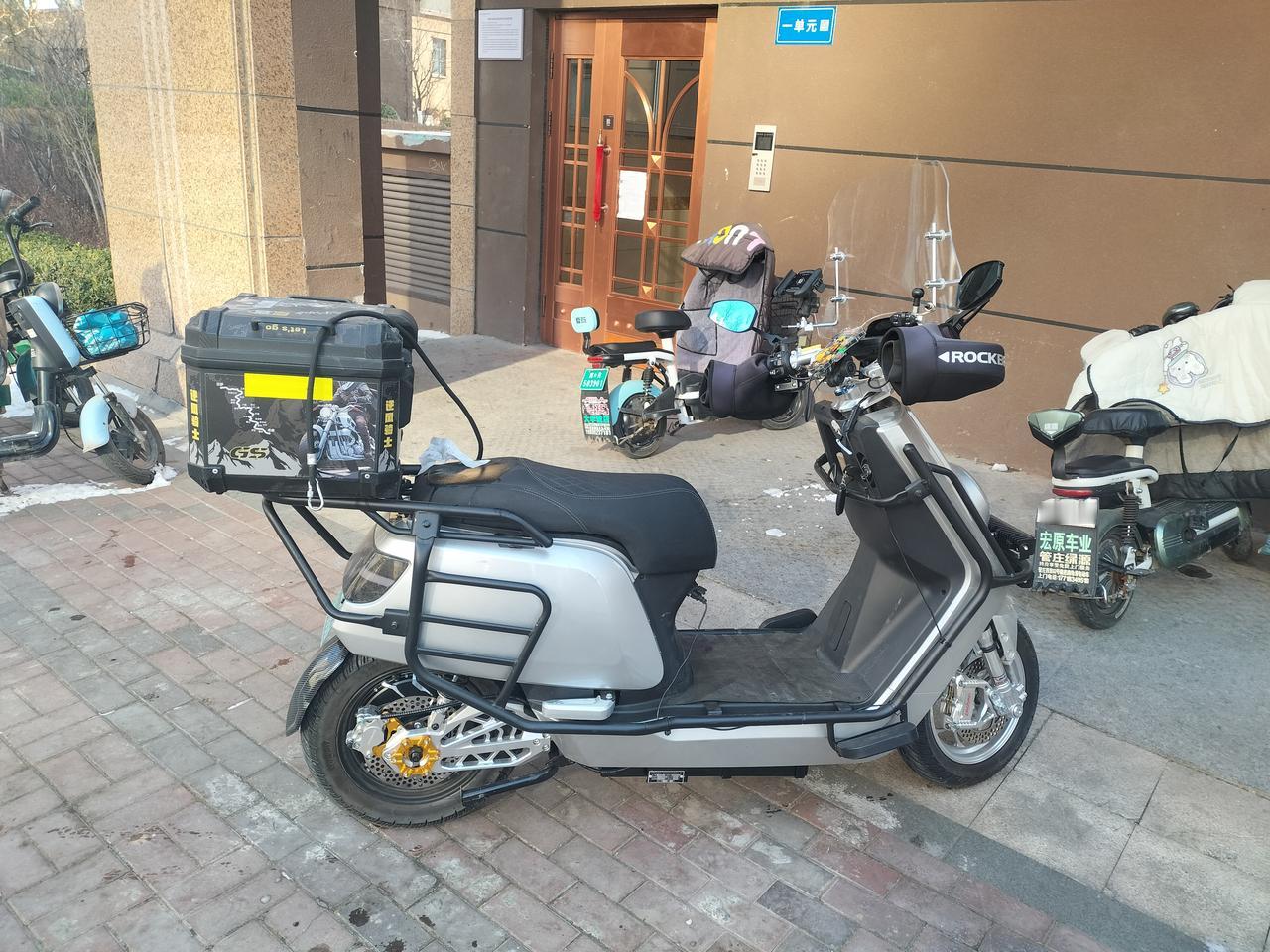 在郑州市，我看到一台浙江省绍兴市制造的欧微牌电动摩托车，续航85公里至95公里，