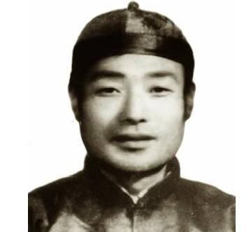 他不写诗不读书，却让日本兵跪着求他开口。
活埋前五天，他一滴眼泪也没掉。
白子峰