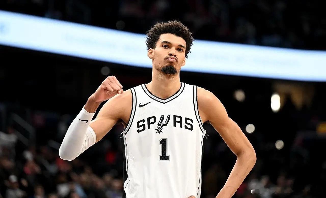 NBA情报局4月24日讯就在刚刚，马刺主帅米奇-约翰逊在采访中官宣：文班亚马将随