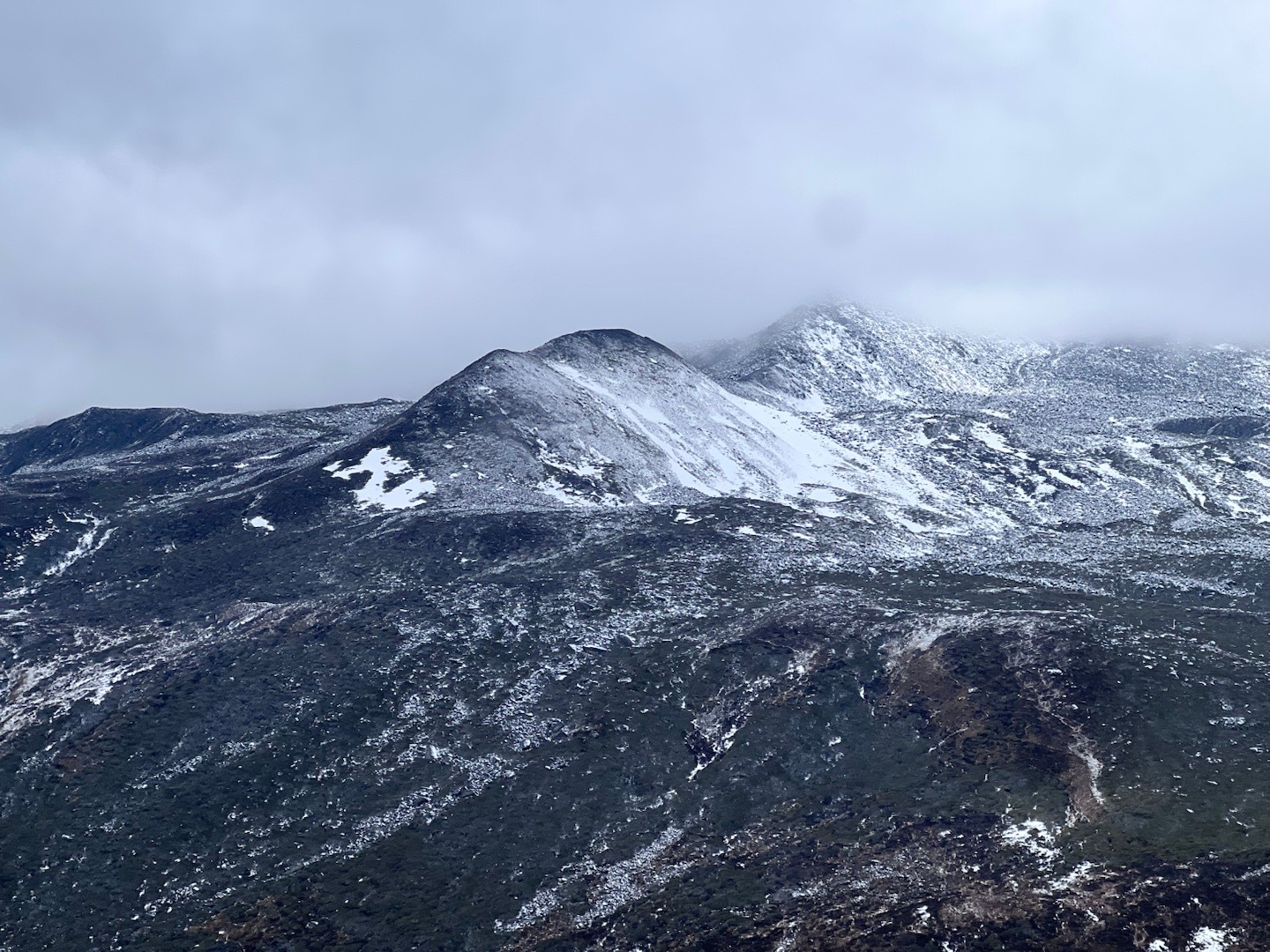 第一次在4000m高原徒步，非常幸运地追到了日照金山！如果下山的时候不头疼就更好