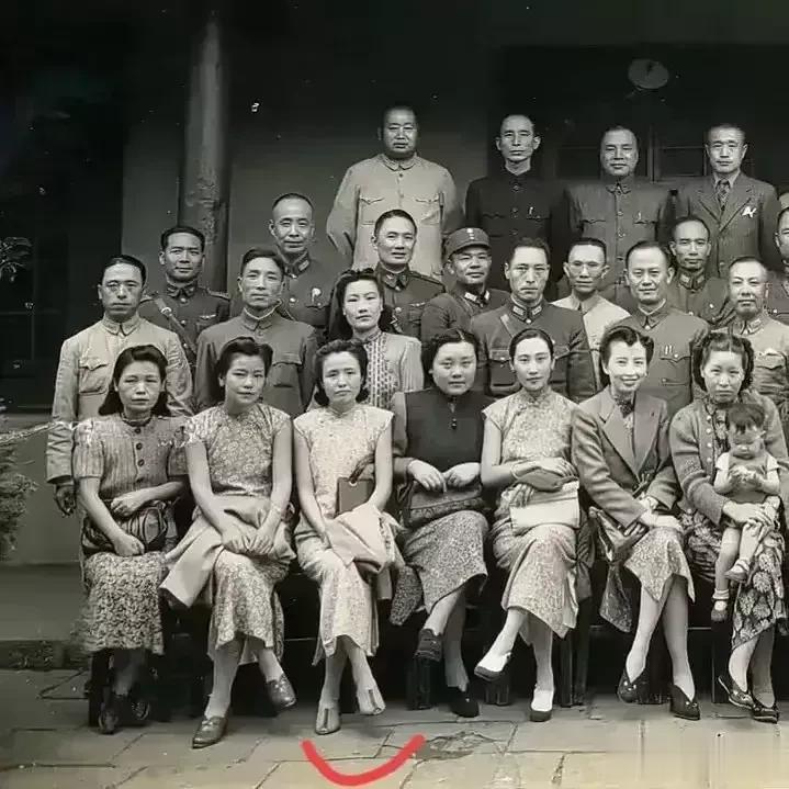 真正的国民党女特务、国民党高官的太太！
图1是1948年长春的国民党女特务，从事