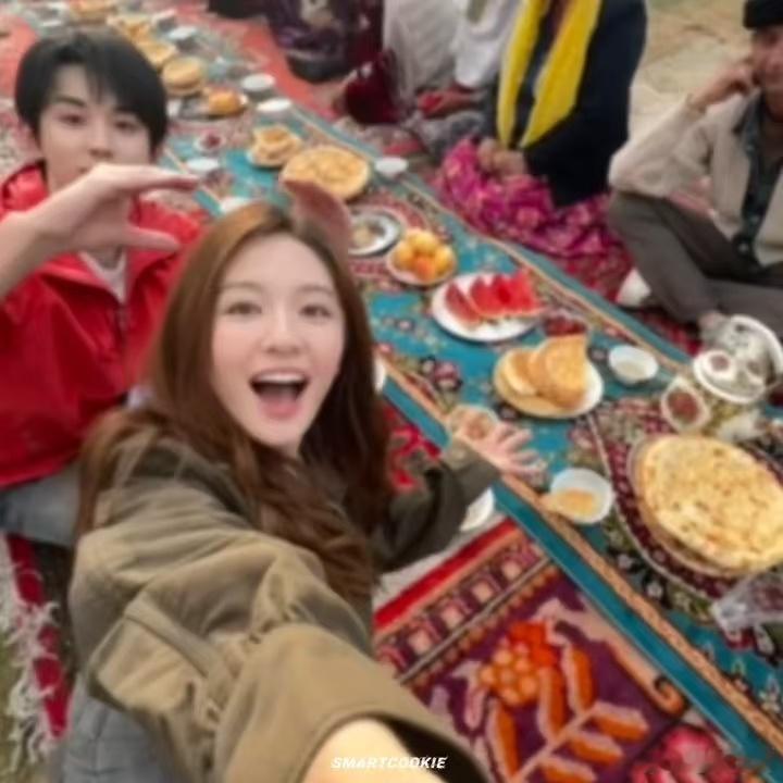 郭俊辰给李兰迪比兔耳朵郭俊辰李兰迪互动好甜 线下郭俊辰给李兰迪比兔耳朵，宠溺的小