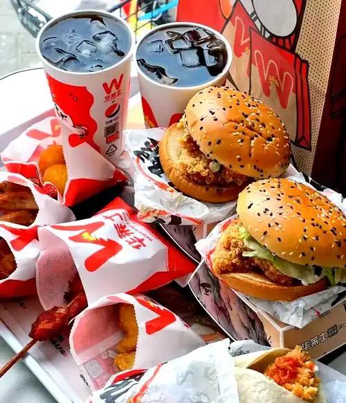 18元吃到撑却没人来？华莱士的冷清真相藏在消费者的性价比天平里


同样是西式快