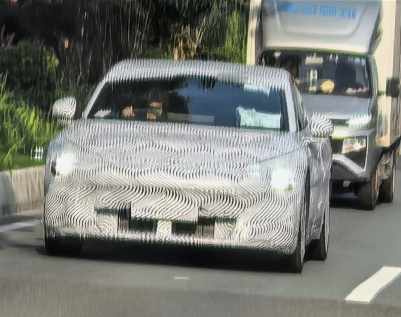 那我也放一组疑似小鹏 MONA 旅行车。实车感受是：体量感不错，有点 A4 旅行