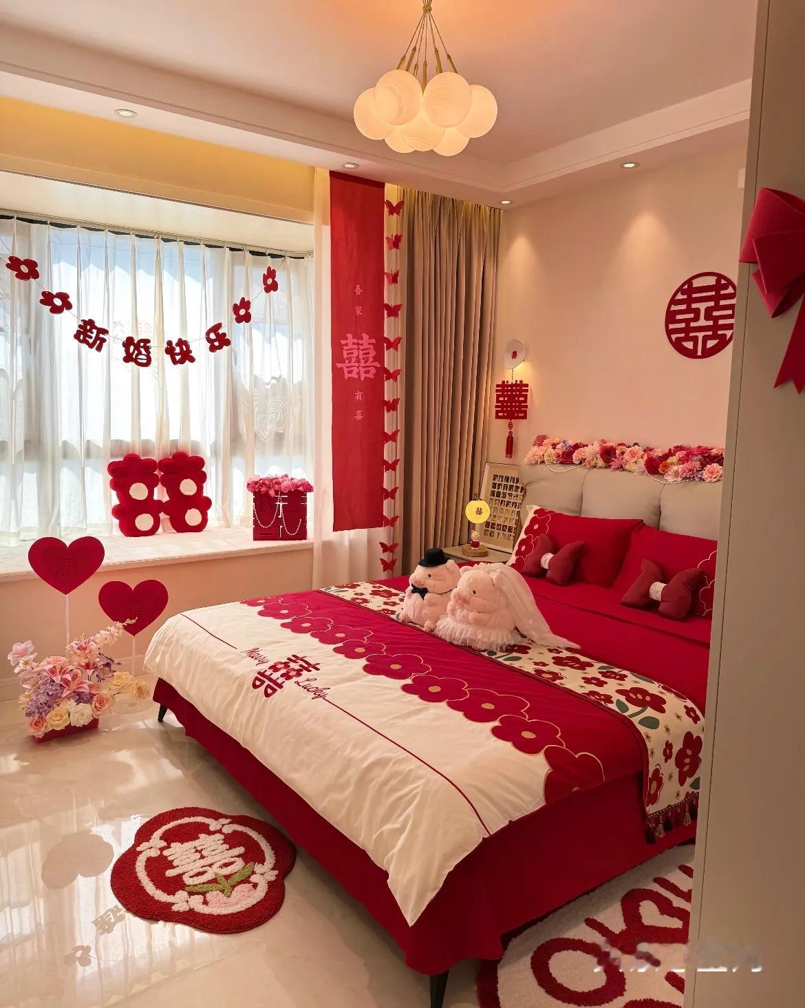 小两口刚办完婚礼，就出去度蜜月了，回家来一开门直接傻了！

婚房里的新婚床，居然