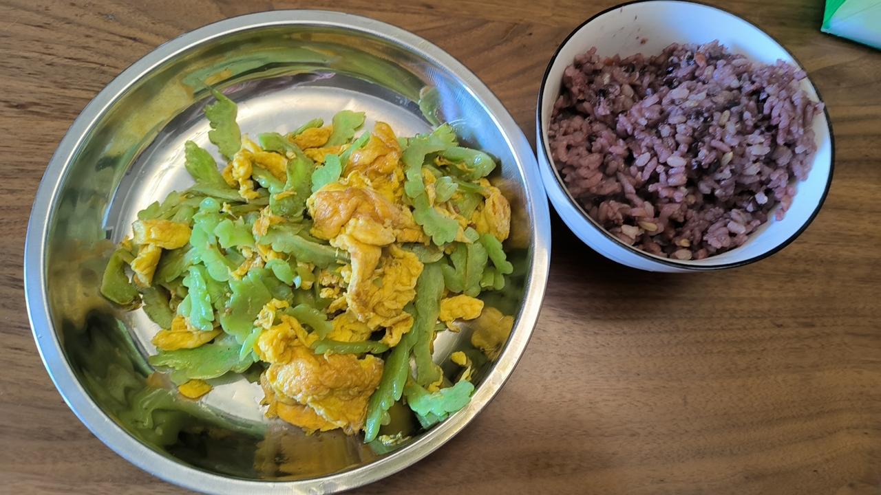 大家有没有这样的邻居？

我家隔壁住着一对七十多岁的老两口，大爷比较腼腆不爱说话