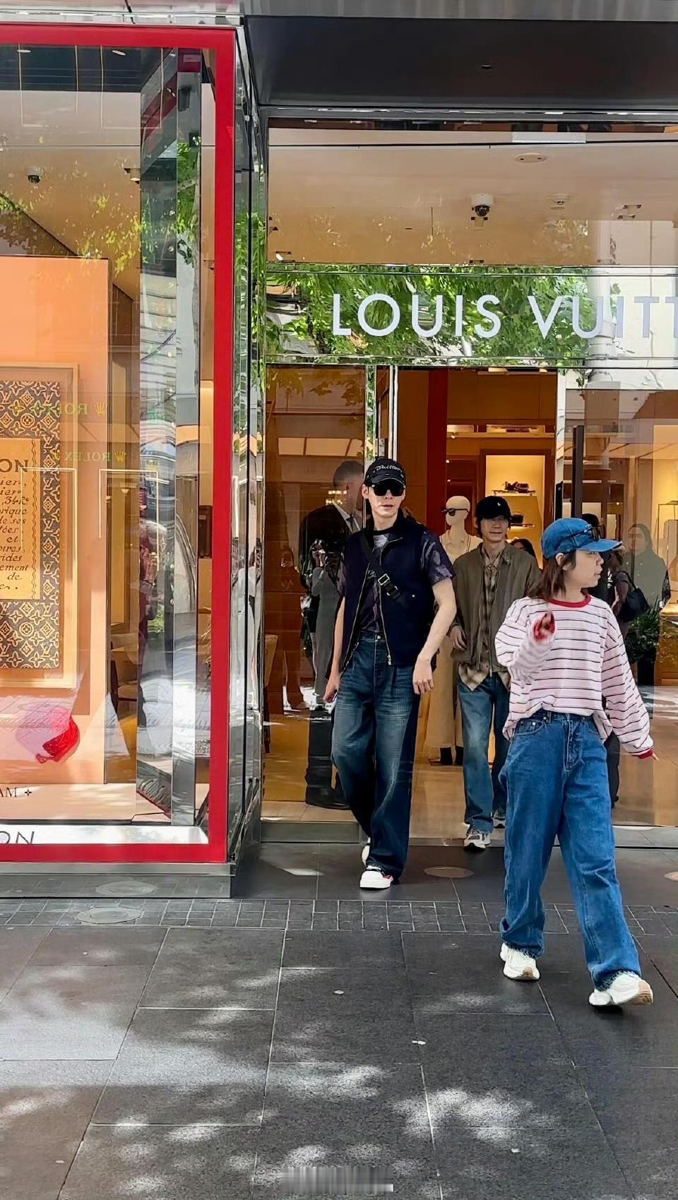 奥克兰偶遇龚俊，又高又瘦又潮又酷又白又帅，龚俊《地球超新鲜》录制顺利地球超新鲜