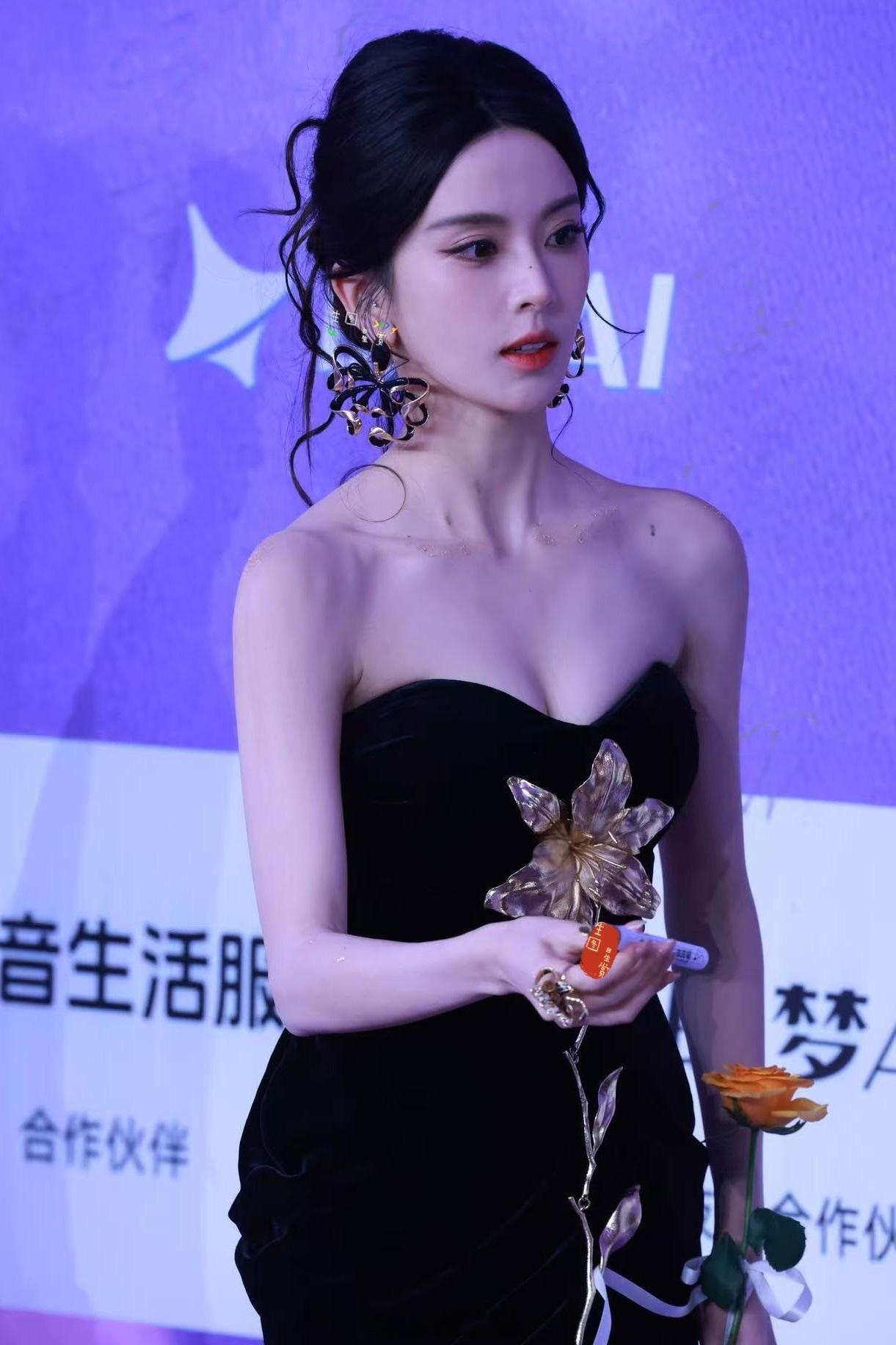 六金这张脸好有辨识度的美！第38届大众电影百花奖 闭幕红毯生图掉落 