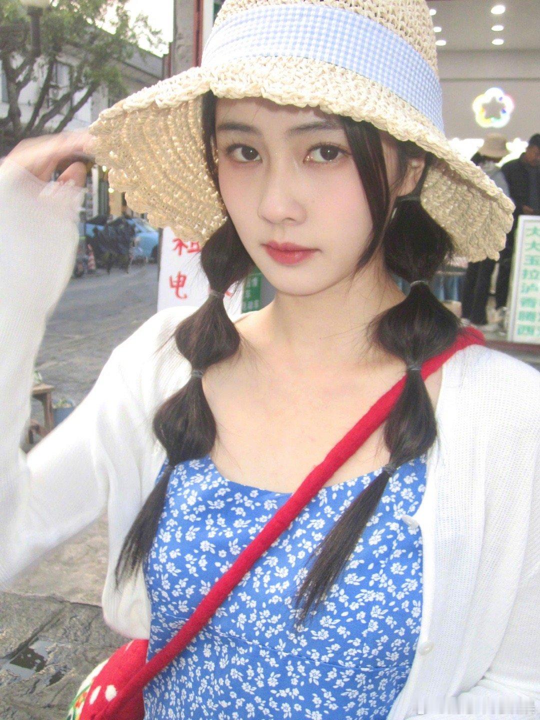 第一眼还以为关晓彤，果然美女都是相似的 ​​​