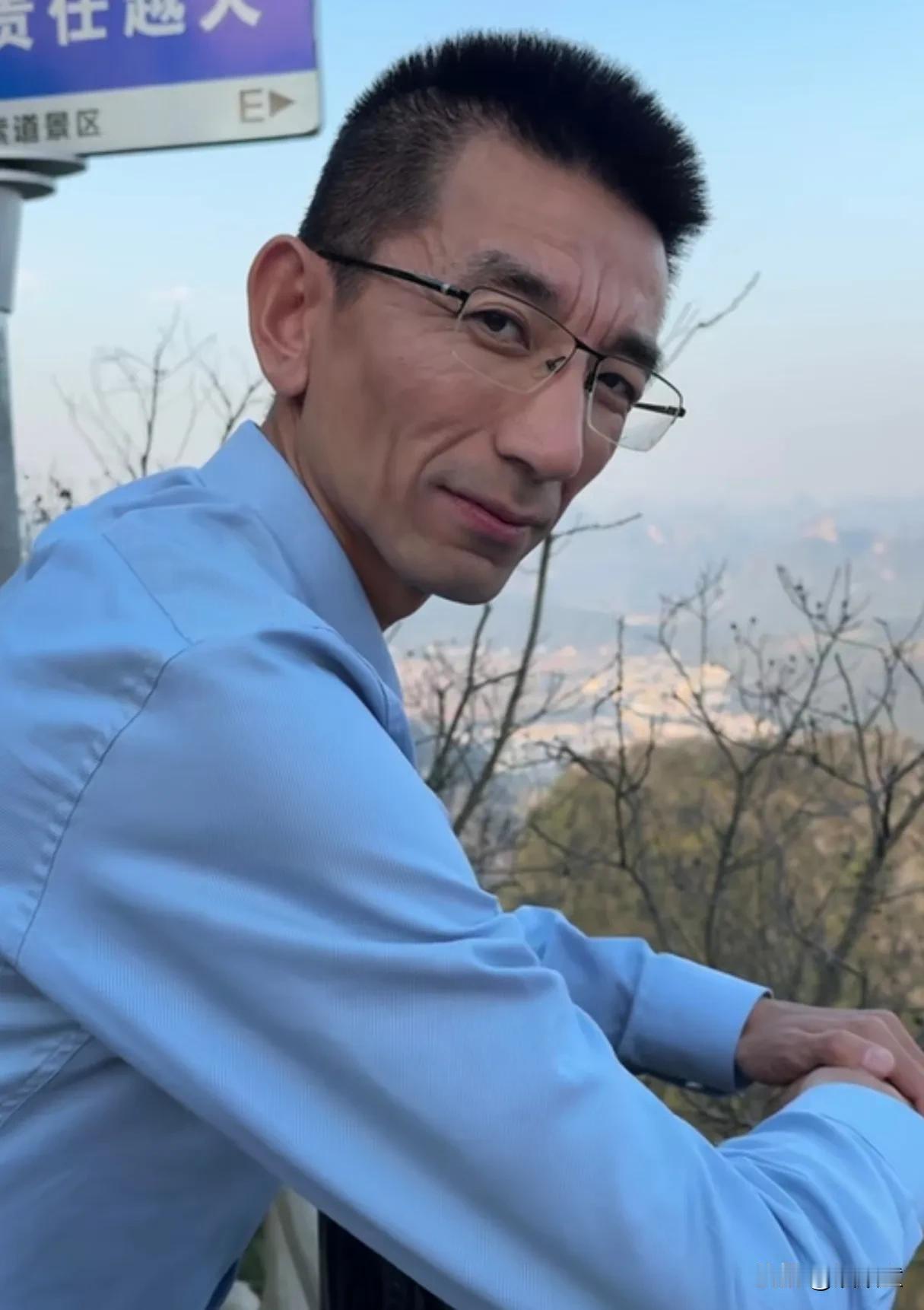 东方小孙露面了！
近期，有人传出小孙离职东方甄选，引起关注！
在东方甄选中俞敏洪