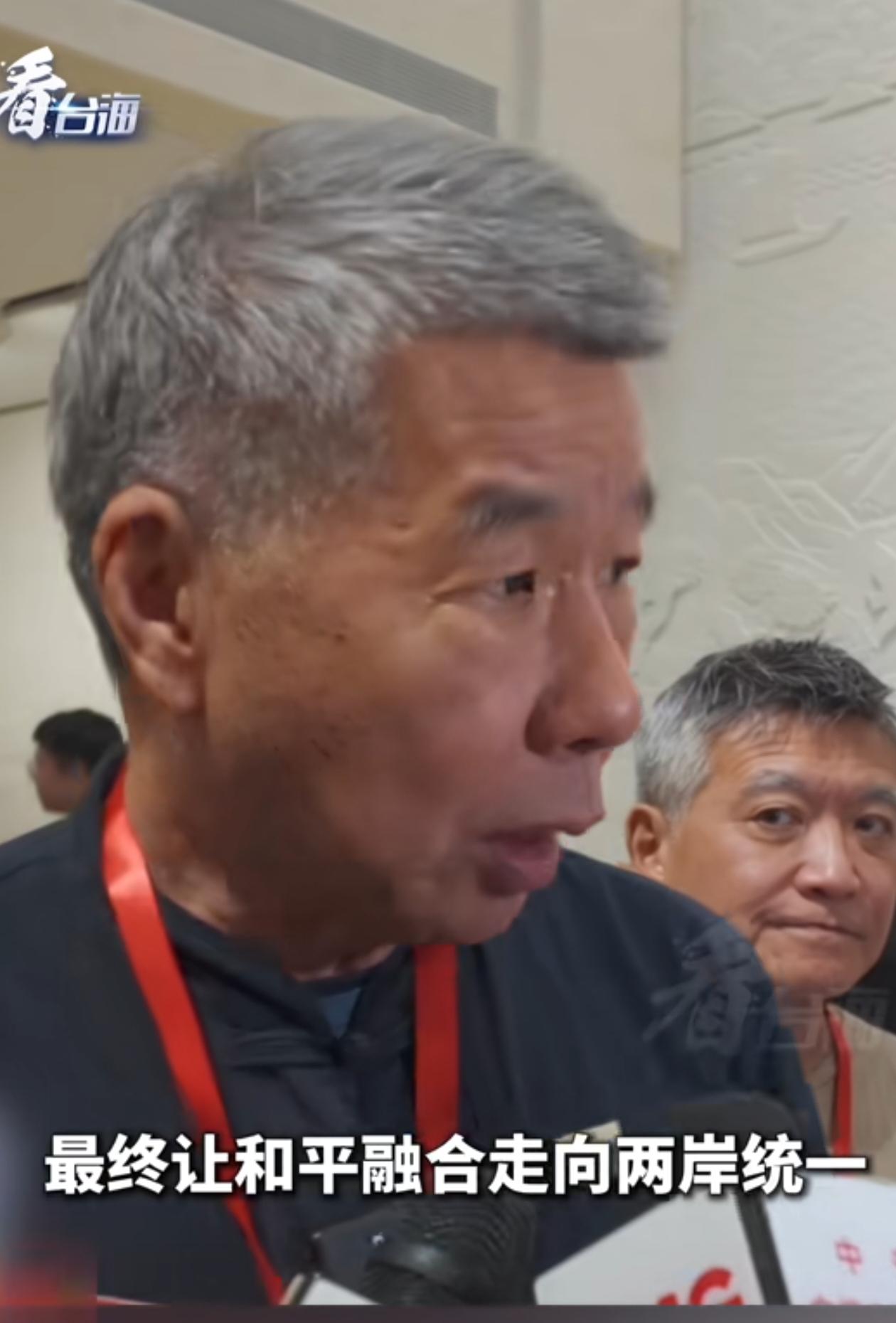 张亚中或许能够扛起统一的大旗，毕竟他敢于直言统一。“最终让和平融合迈向两岸统一。