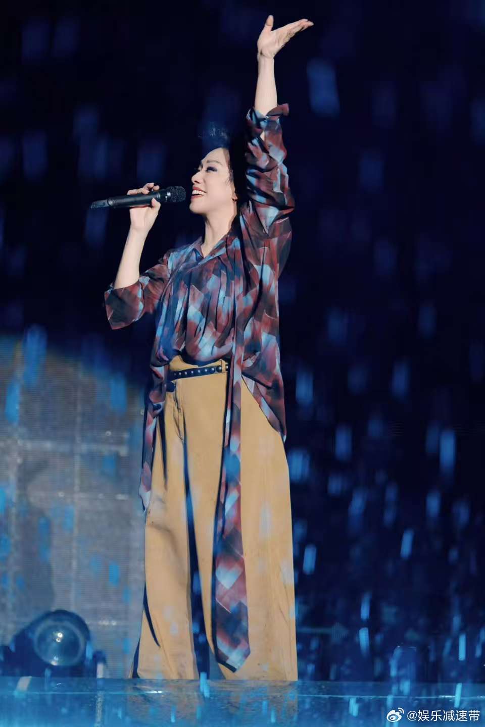 林忆莲我真的陪她淋过大雨 林忆莲雨中开唱太戳心！雨水没浇灭热情，反而让氛围更动人