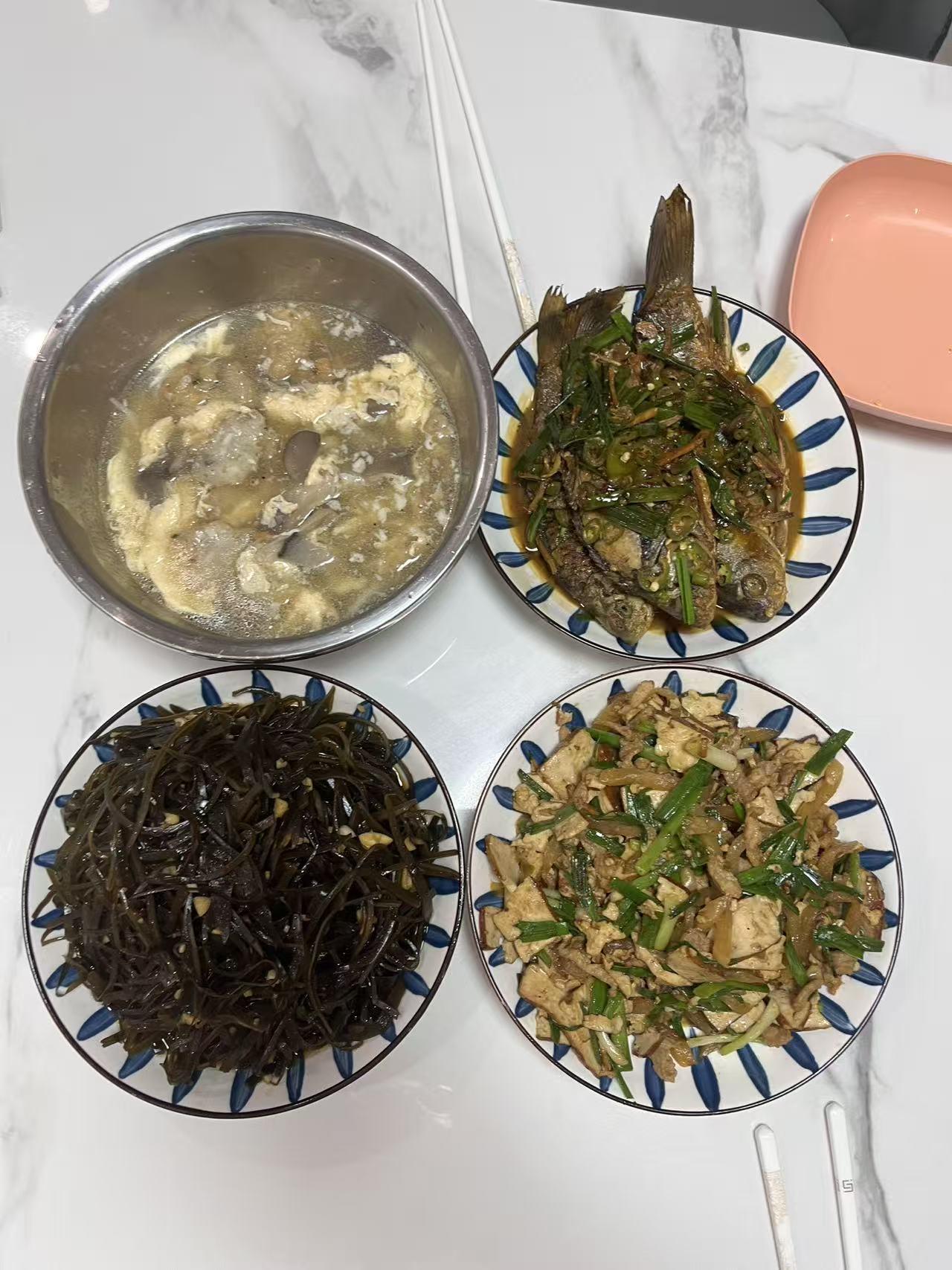 好久没下厨，今晚硬着头皮做了四道菜，居然没翻车！[捂脸]

鱼炖蛋滑嫩挂着鲜味儿