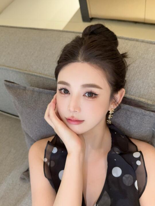 妈妈说 把头发扎起来 大大方方的