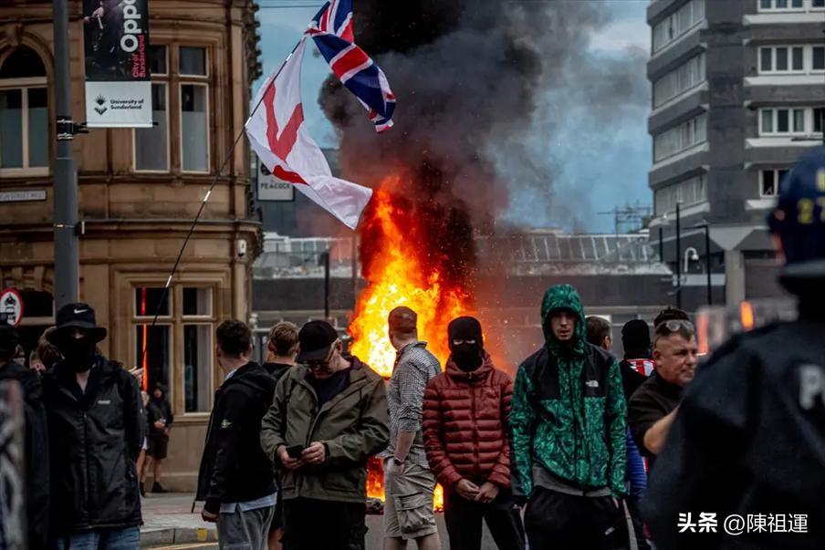 彻底失控！英国骚乱连烧几天，8城沦陷街头变火海，警方抓人也压不住
 
如今的英国