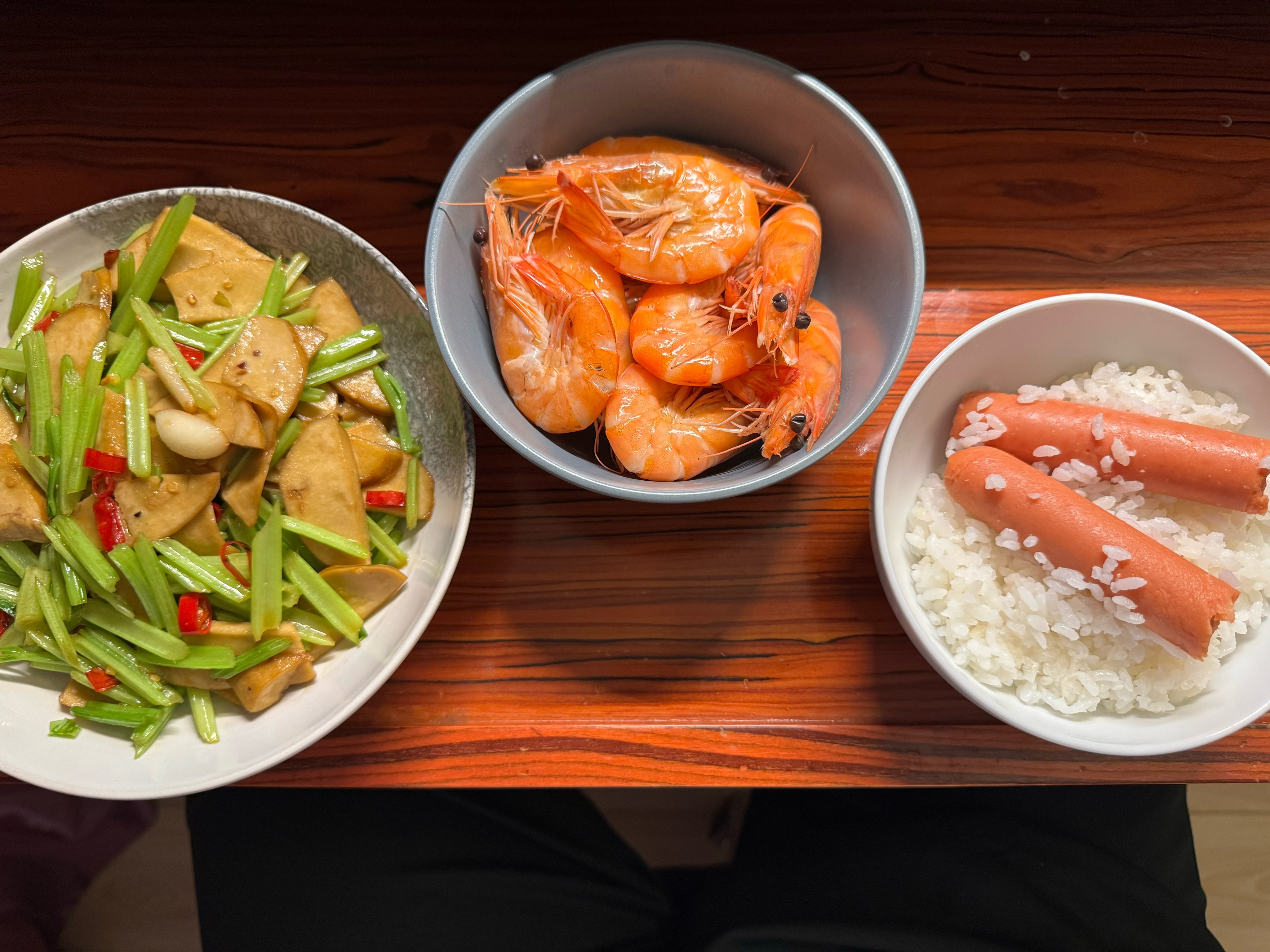 简简单单一顿饭没想到火腿肠这么吸水，跟海绵似的，直接把米饭吸成锅巴了，以后要等米