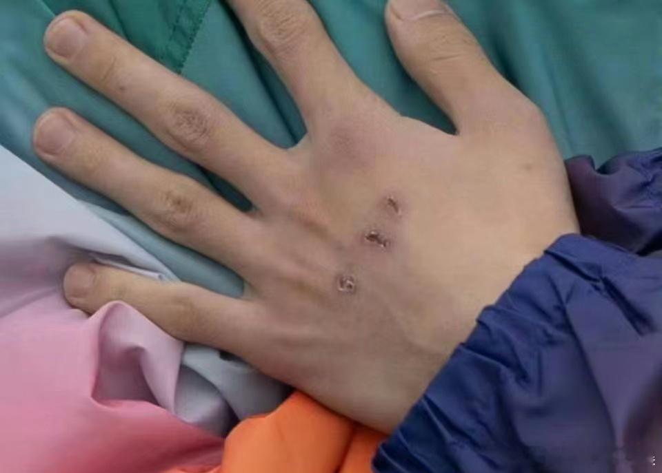 王一博的手怎么比脸还筹？ ​​​