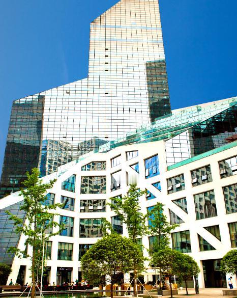 聊恒大，得先清楚它什么来头。这所学校前身是1980年创办的恒生商学书院，背后有恒