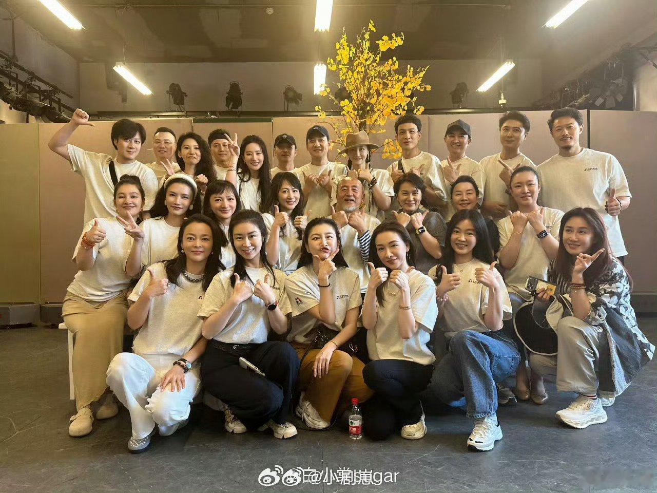 刘亦菲北电同学聚会照刘亦菲同学聚会状态真的好好呀，真的越来越漂亮越来越年轻的感觉