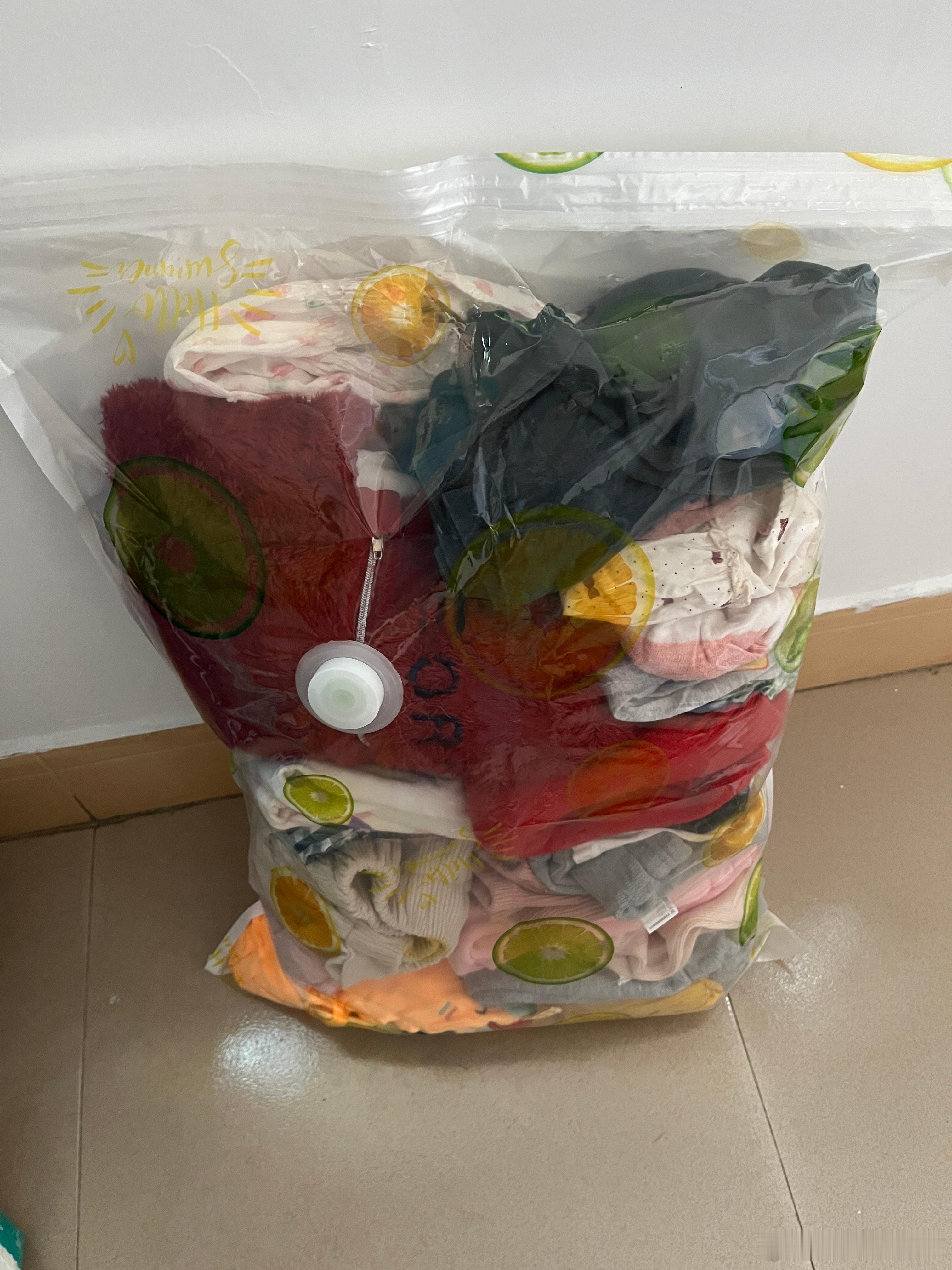 整理了一袋衣服，给小哥寄过去，衣服小了，女儿长大穿不了，给她表妹穿，都是好的，让