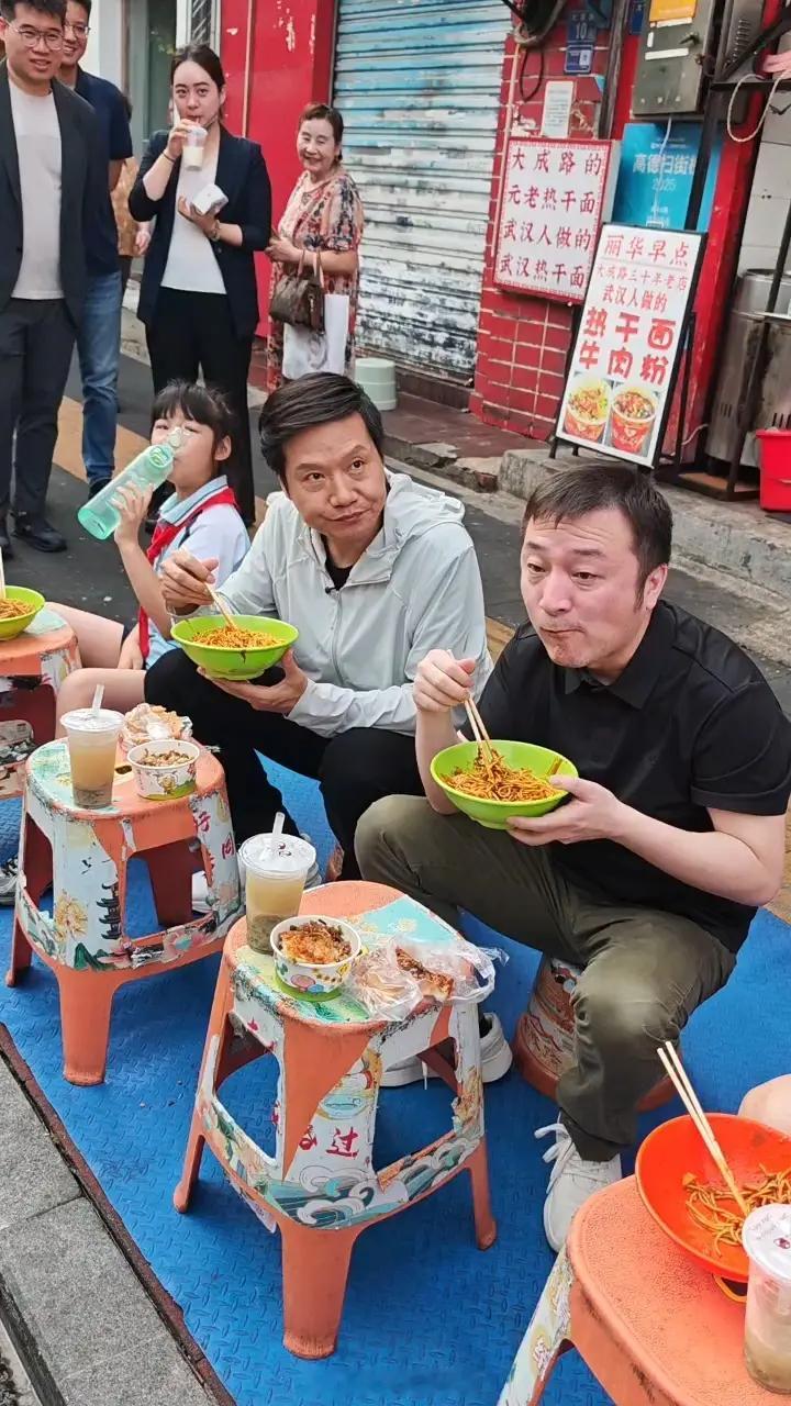路过的小女孩：吃早饭，还找那么多人来拍照