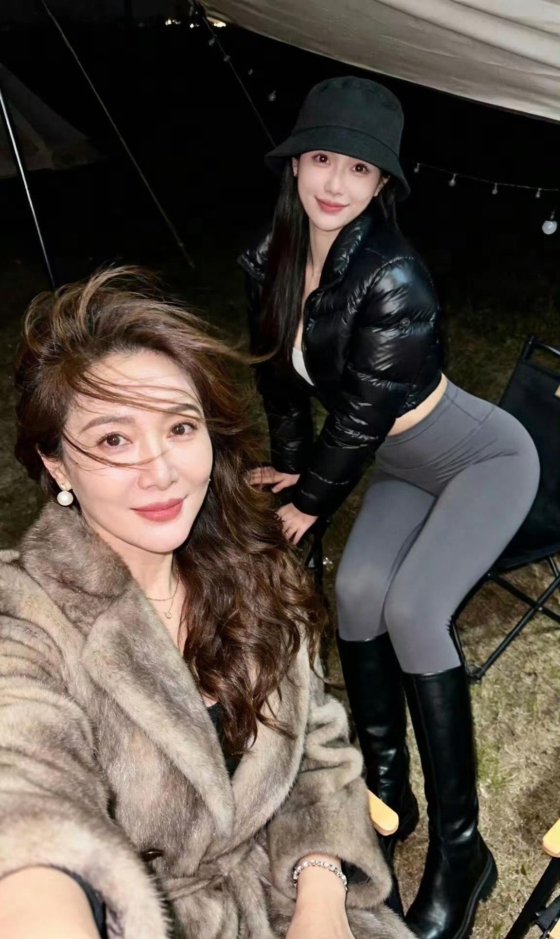 女儿已长大，妈妈还没变老。
人生的幸福，也莫过于此！