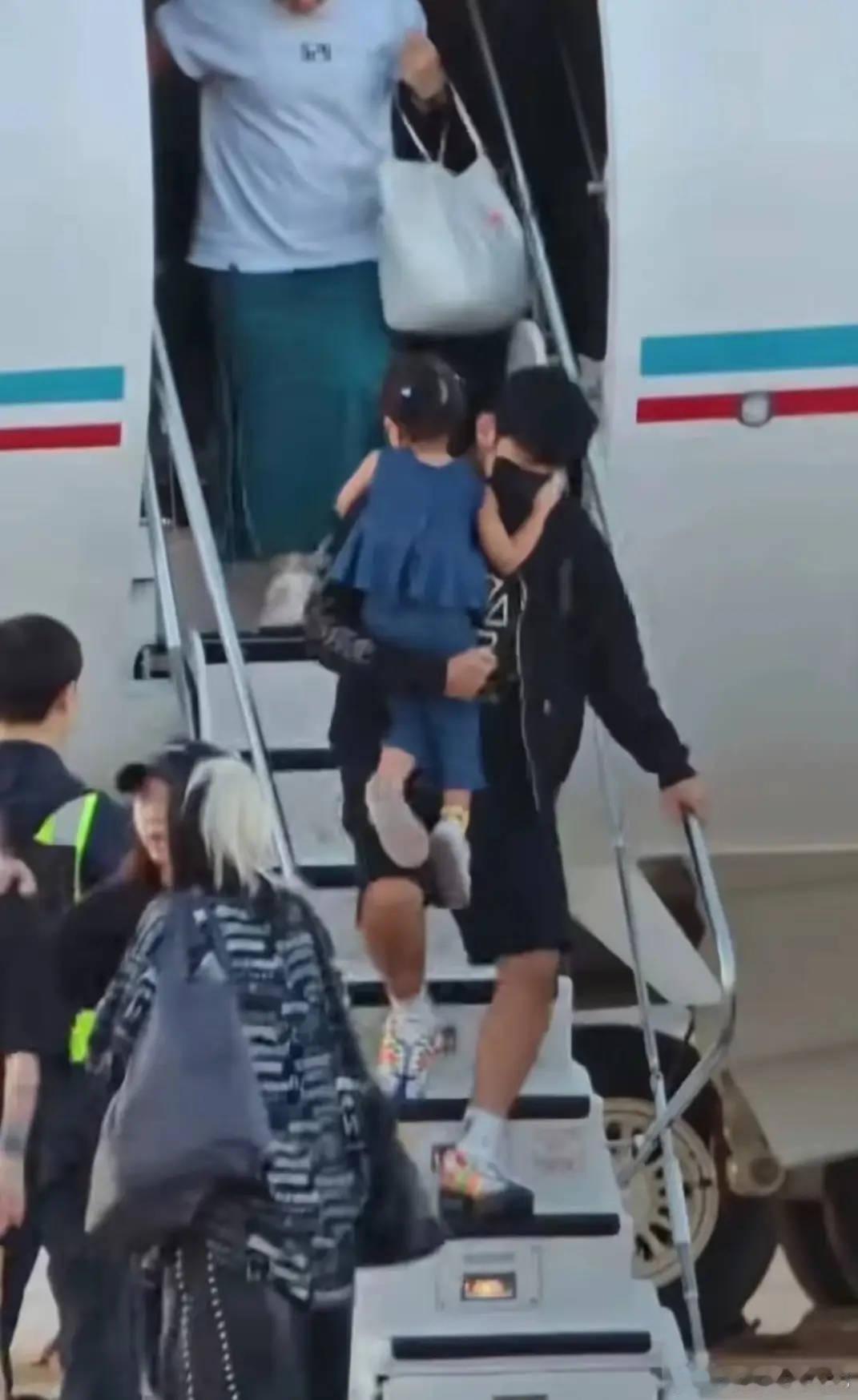 周杰伦带娃抵达北京，单手抱女儿父爱满满，9岁儿子打扮帅气------25日，周杰