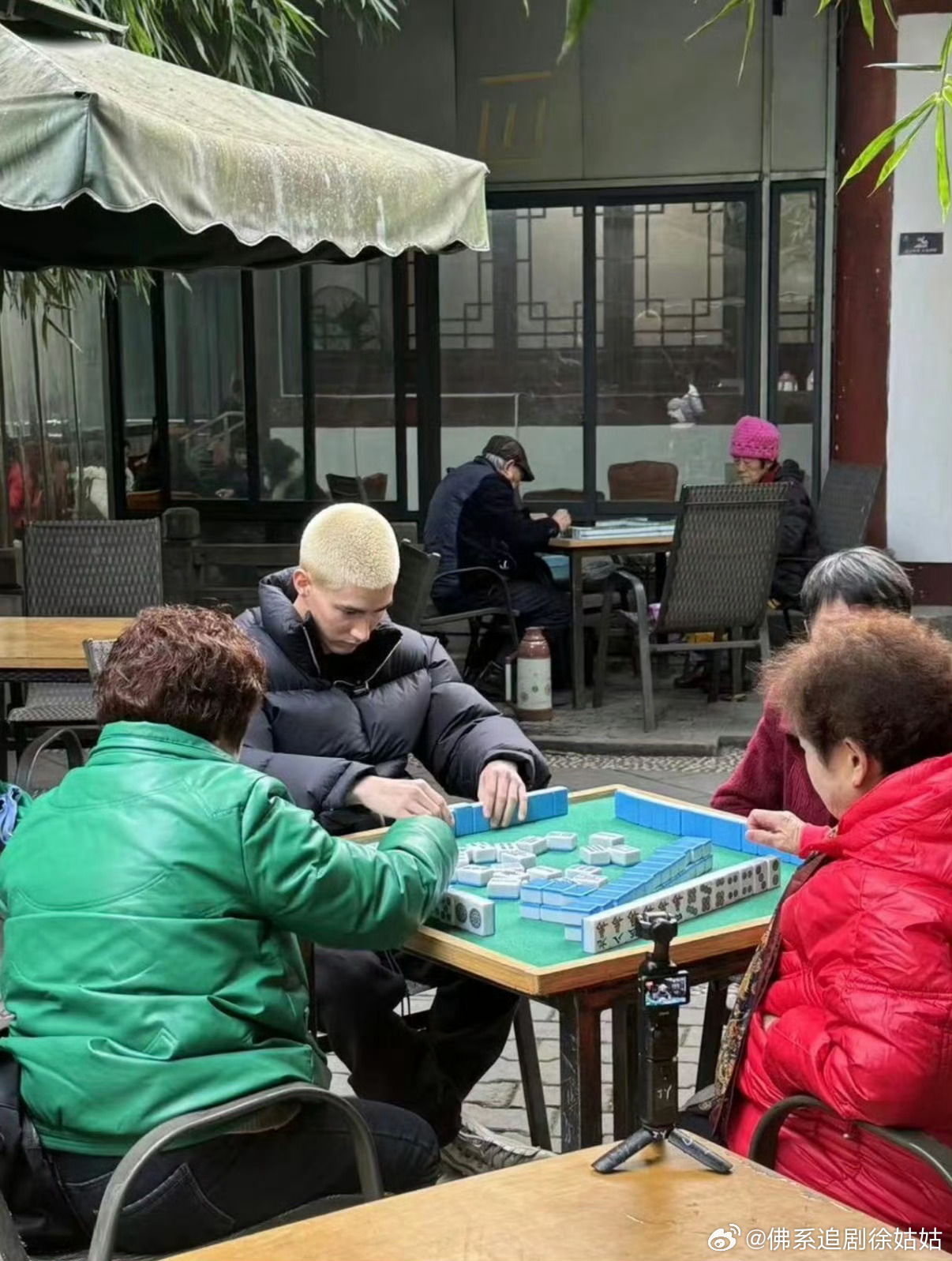 米卡应该很想拿中国绿卡考古米卡以前的日常发现他真的是在用心学习中国文化，打麻将、