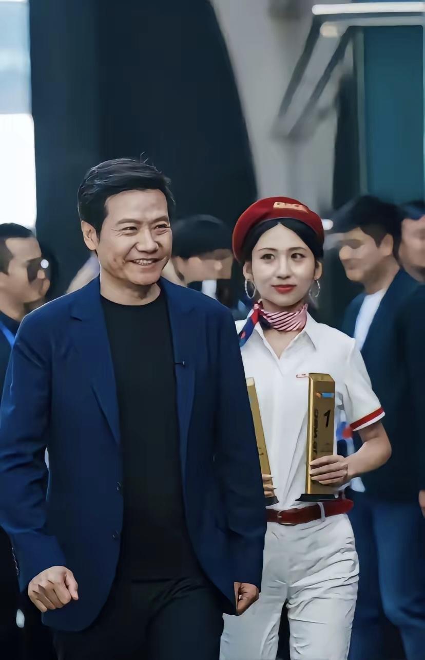 对雷军一眼沦陷的女孩！终于懂什么叫眼神拉丝，满眼藏不住的崇拜。
 
这张现场抓拍