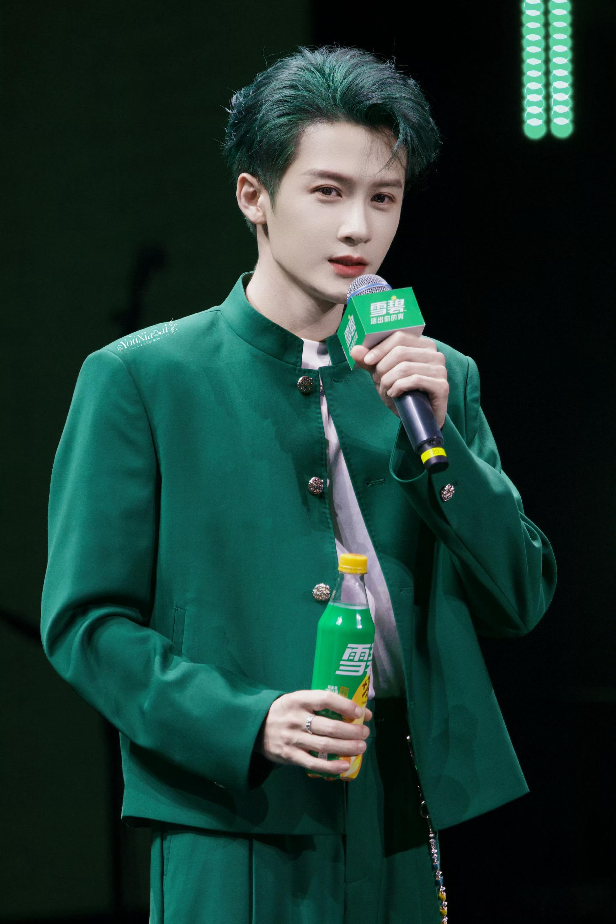 看到绿发少年就想起动漫男主这发色也太会整活了檀健次填补上了这个空白 ​​​
