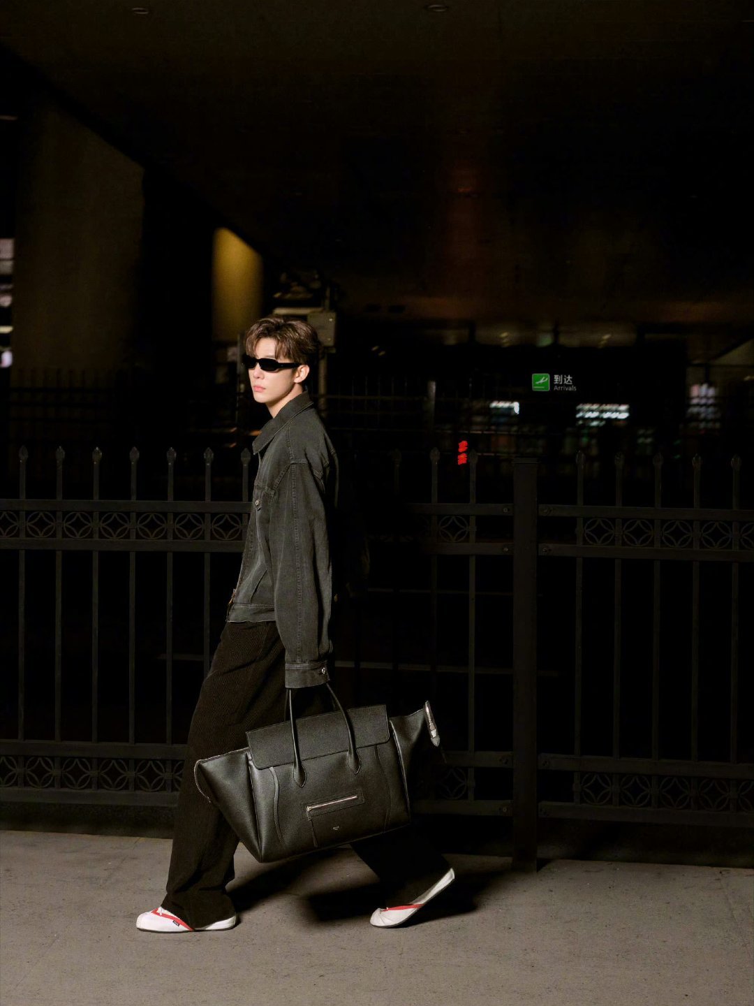 王安宇出发CELINE大秀手拎黑色笑脸包，气场全开，酷盖出街即刻上线！ 