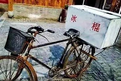 小时候吃过那种几分钱一根的冰棍，配料表极其简单——水，色素，糖精。虽然便宜，但还