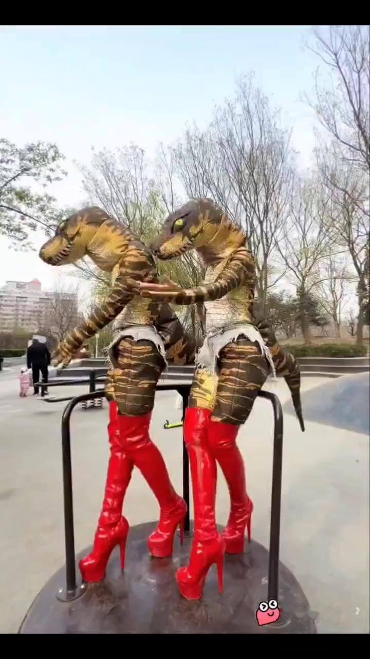 皮皮虾APP。
喜欢点赞评论关注。皮皮虾神评：你说你的爱人有点年纪，没成想是特[