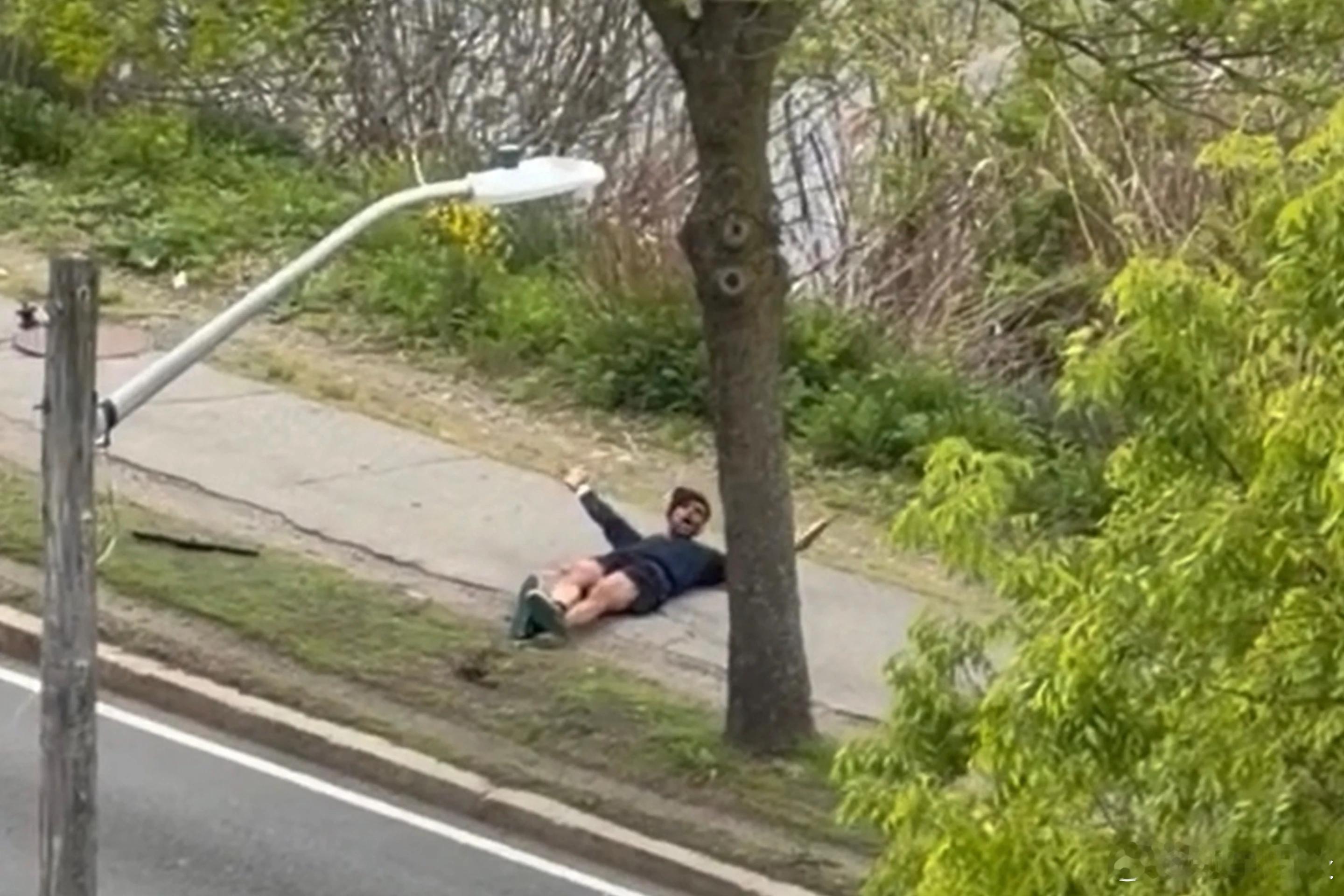 （美联社）——当局周二表示，一名曾因向警察开枪而被定罪的男子，在波士顿郊外一条繁