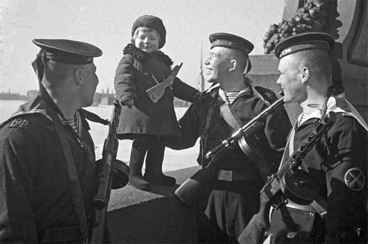 玩玩具枪的小女孩——1943年，卫国战争期间，苏联红海军波罗的海舰队的水兵和一个
