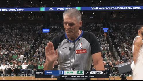 这家伙这么狂！斯科特·福斯特猛地拍了一下手，对麦克风操作员大喊：

“干好你的活