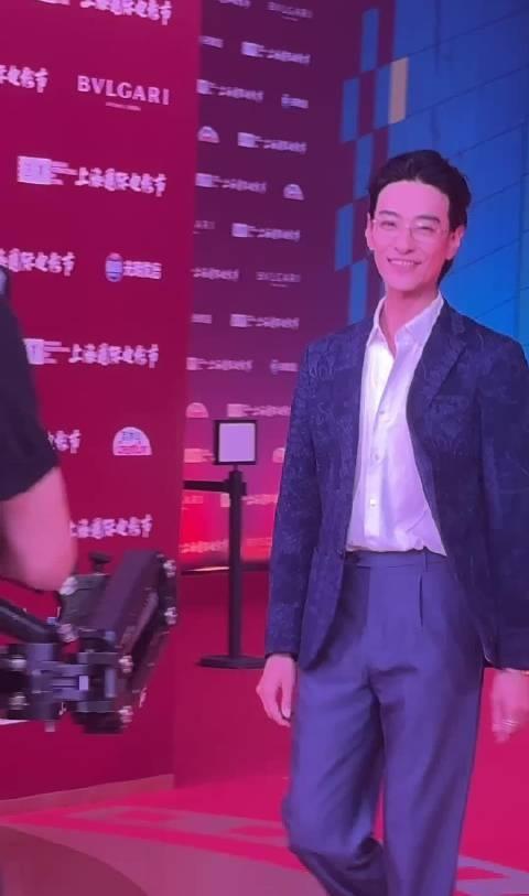 @郑云龙DL 亮相上影节闭幕红毯，他透露今晚的表演热情又酷炫！上影节看完不说憋得