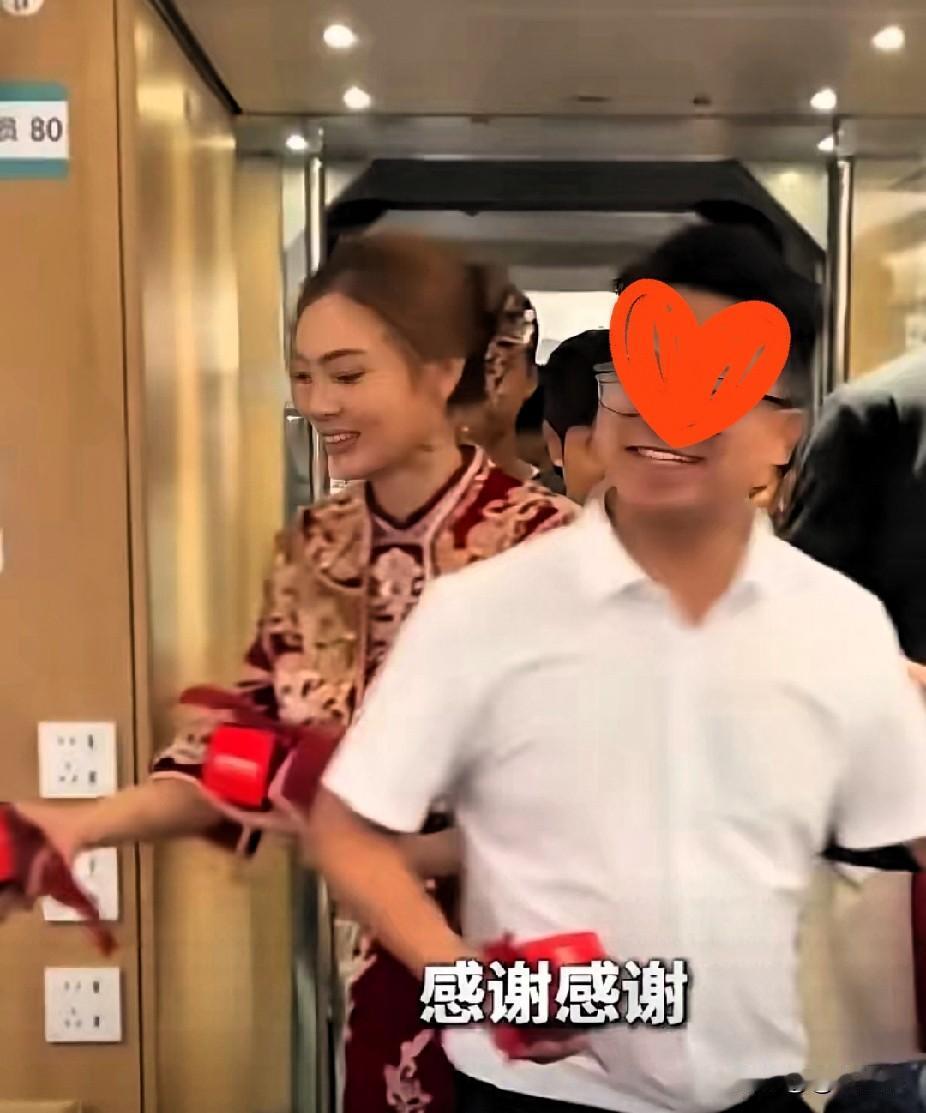 这场跨省婚礼温柔又有仪式感！贵州姑娘搭乘高铁奔赴四川出嫁，新郎主动向同车厢乘客问
