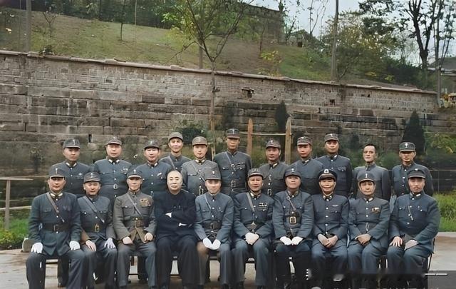 这里面有低于低于中将的？校长最器重谁？