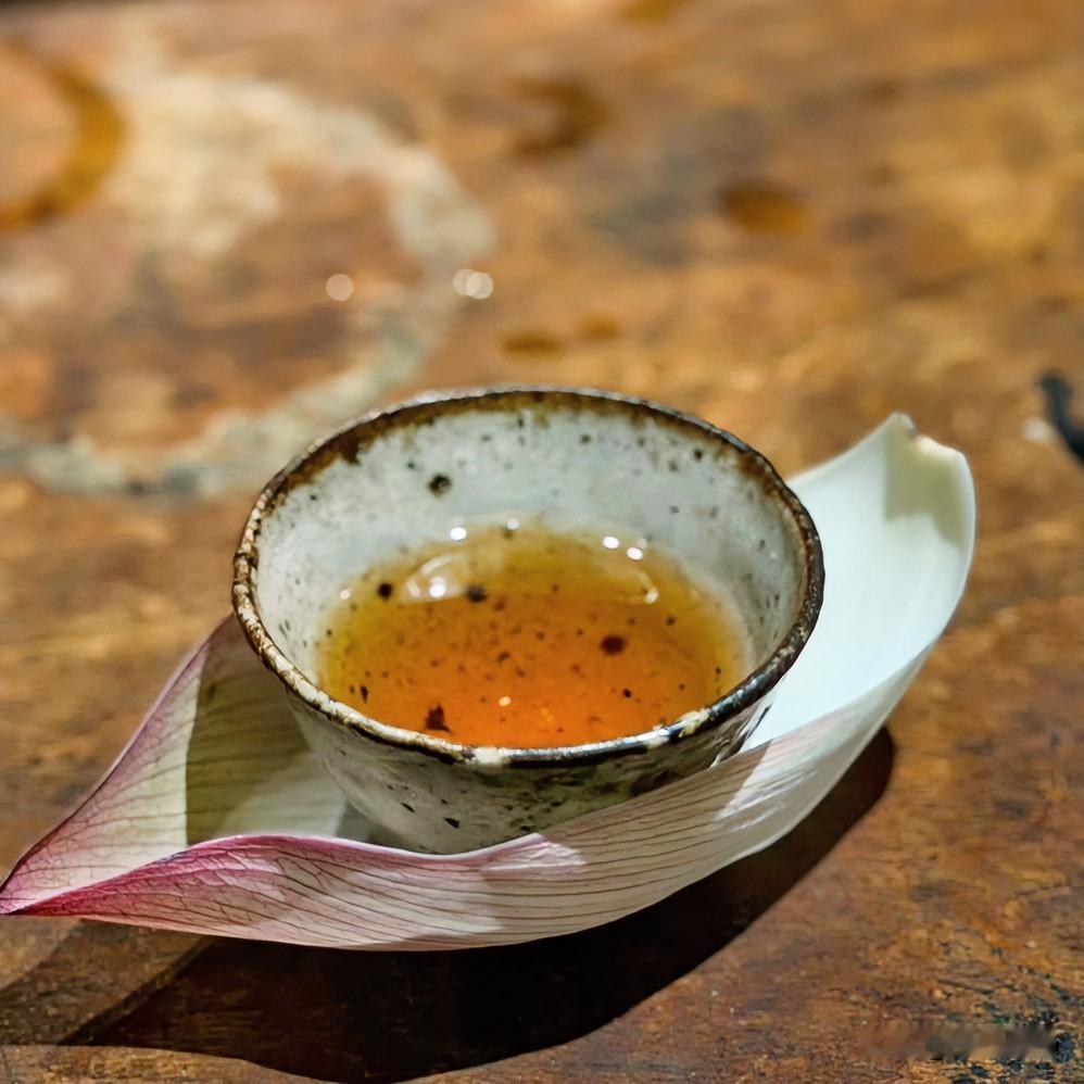 《静悟·鹧鸪天》
沸水倾杯叶自旋，茶烟袅处意如弦。喧哗渐寂心方定，浓味消时味转鲜