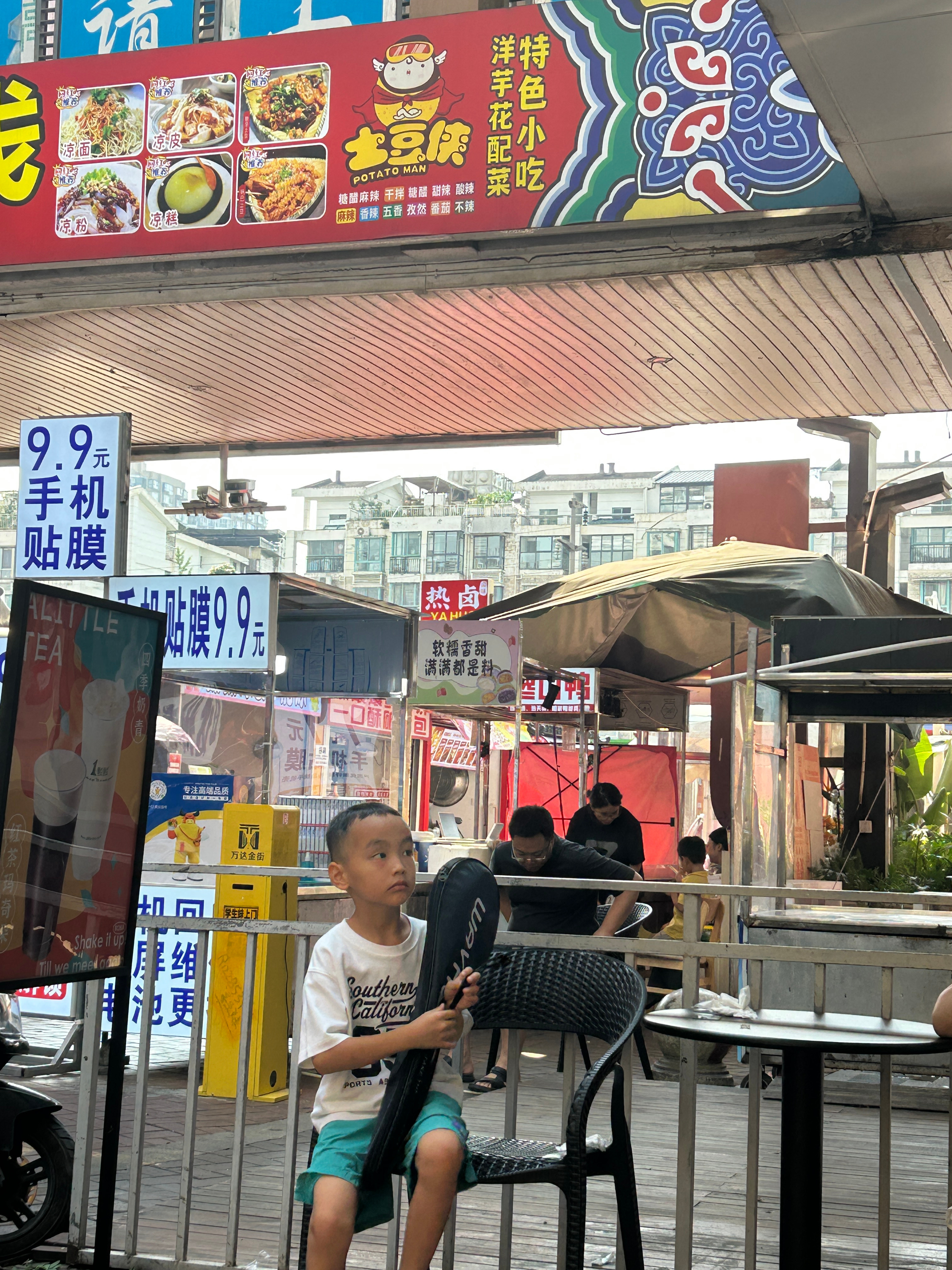 我明明带他们出来打羽毛球和乒乓球的，结果一不小心走到了一点点门口。 