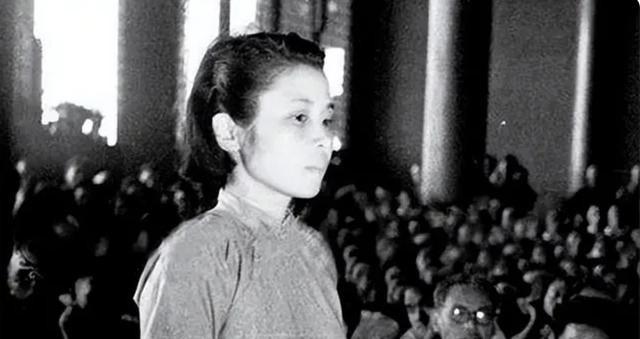 一个军统女特务，1951年被抓，按当时的政策，够枪毙好几回了。审她的时候，她不求