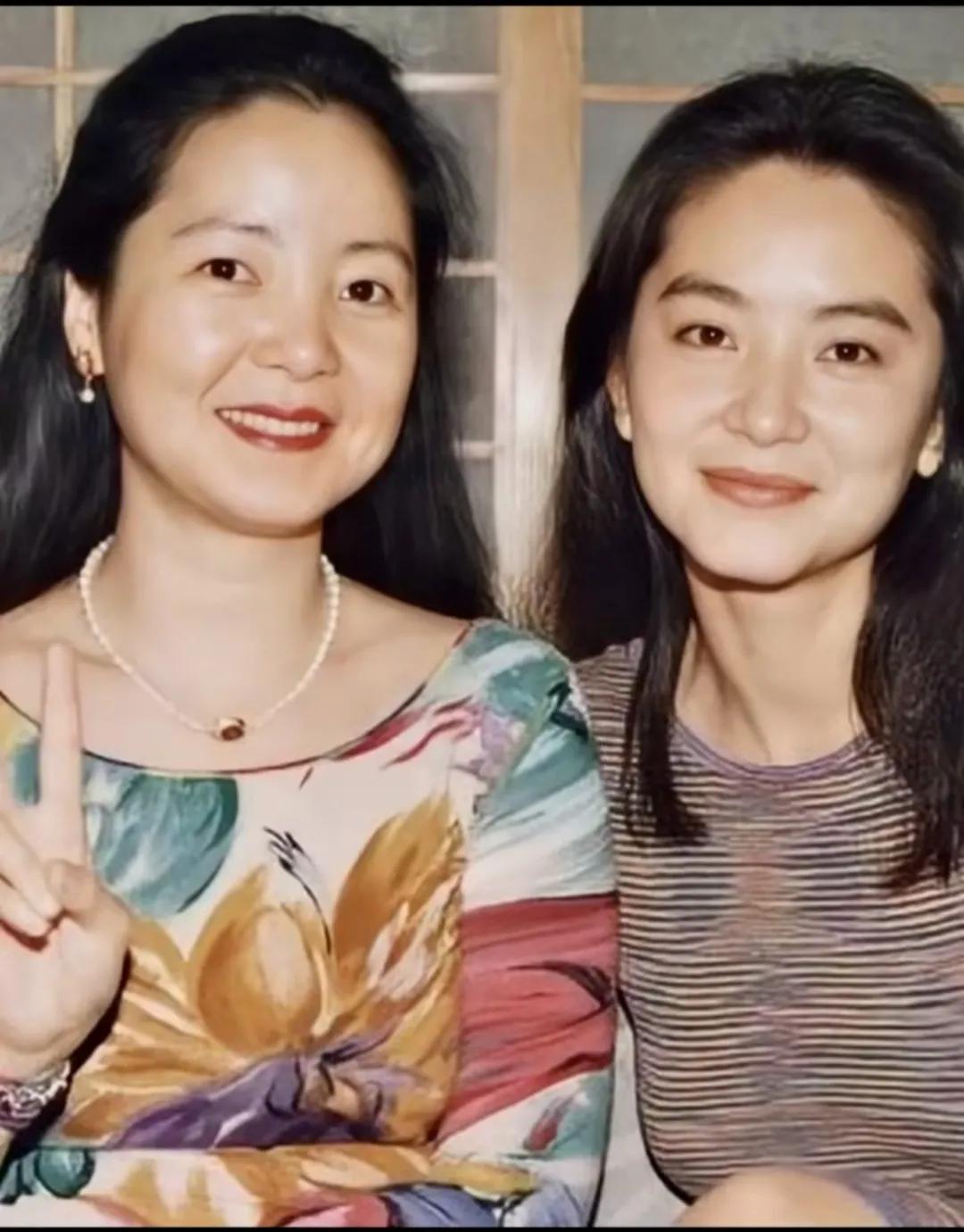 林青霞合影的这位美女长得很富态，颜值完全不输一线美女，但细数当时港台的那些美女与