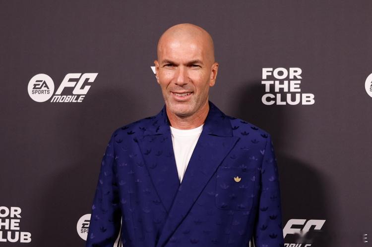 姆巴佩父亲：不能忘记德尚在法国队的成就，若继任是齐达内会很棒2月14日讯 在《C