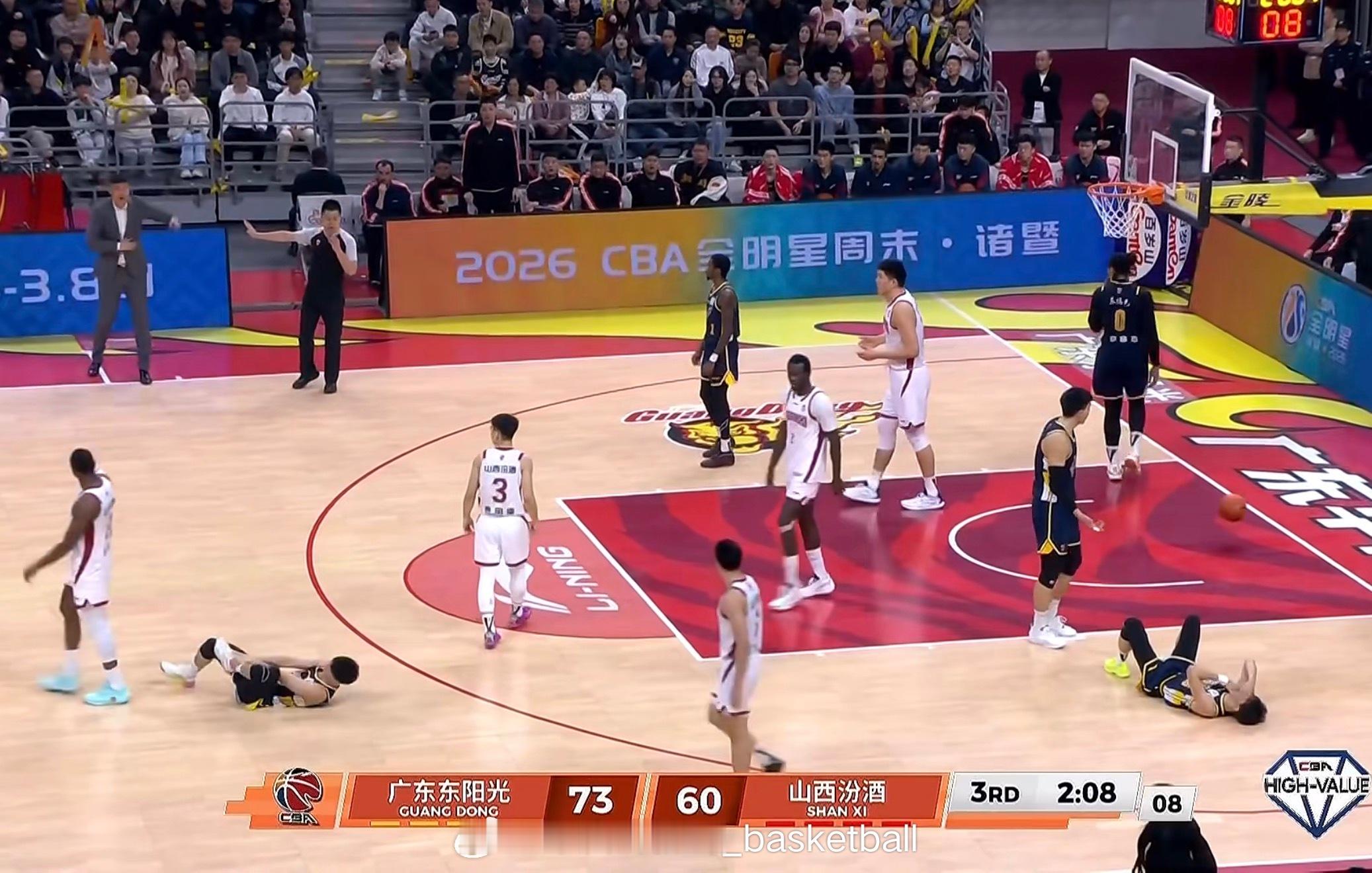 这比赛打的太惨烈了，一个回合下来两个人躺在地上 