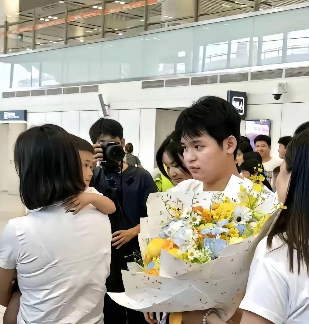 林诗栋夺冠回国，出机场那一刻，所有人都看傻了。他没扑向人群里的亲妈，而是单膝往下