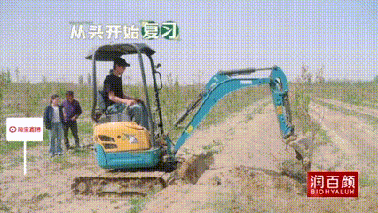 种地吧枣业基建开工枣业基建现场卓沅专心作业，和新疆师傅交流全靠志愿者转达。师傅紧