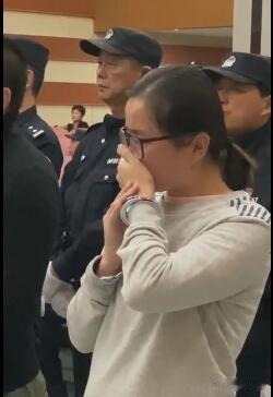 2019年，警方抓捕“黑老大”杨春燕的时候，发现她电脑里还有写了一半的论文，她对